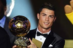 Mẹ Ronaldo tin con trai mất nhiều Quả bóng vàng vì mafia