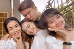 Trường Giang tình cảm bên Nhã Phương khi gặp gỡ bạn bè