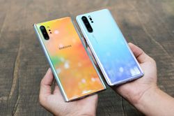 iPhone 11 chính hãng bán ở VN, di động Android cao cấp giảm giá mạnh
