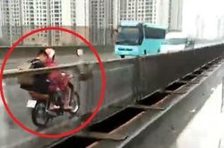 Xe máy chạy ngược chiều trên đường chỉ dành cho ôtô