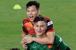 Quế Ngọc Hải nhảy lên lưng Văn Lâm, trêu đồng đội không phải gấu dữ