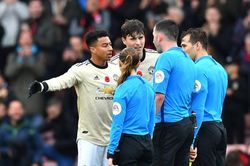 CĐV chế nội dung mảnh giấy HLV Solskjaer gửi Lingard