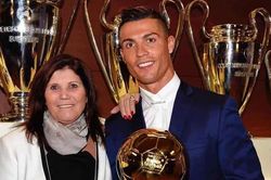 Mẹ Ronaldo: 'Mafia bóng đá đã cướp Quả bóng Vàng của con trai tôi'