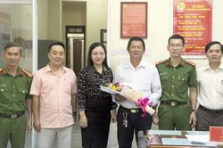 Khen thưởng Bảo vệ dân phố nhanh trí dập lửa