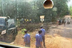 Tàu hỏa tông xe ben chở cát, đường sắt bị ngưng trệ