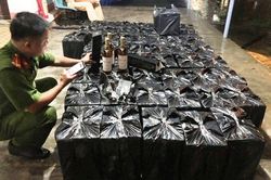 Phát hiện hơn 600 chai rượu nhập lậu trị giá gần 1 tỷ đồng trên xe đầu kéo