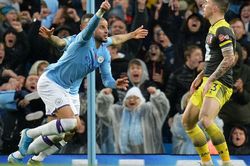 Man City nhọc nhằn giành 3 điểm nhờ...'Người đi bộ'