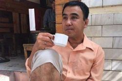 Có một Quyền Linh mang dép tổ ong, ngồi cà phê vỉa hè, ngắm phố phường tấp nập