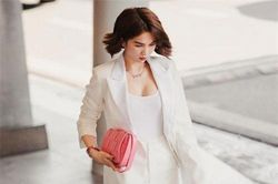 Ngọc Trinh hút ánh nhìn ở sân bay dù ăn mặc kín đáo