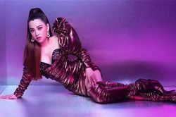 Puka khoe đường cong gợi cảm, pose dáng 'cực gắt' trong bộ ảnh mừng tuổi mới