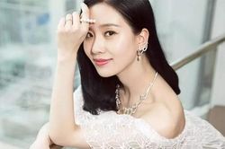 Vừa mới tái xuất sau sinh con, Lưu Thi Thi có đến 4 trợ lý chăm sóc riêng biệt trên phim trường