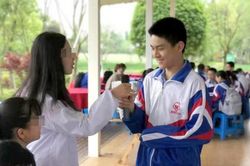 Cậu bé hét lên 'Con yêu mẹ' rồi nhảy từ tầng 14 tự vẫn