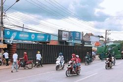 Bình Phước: Thùng container rơi xuống đường, 2 người thương vong