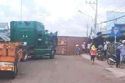 Thùng container rơi xuống đường đè 2 vợ chồng trẻ chết thảm