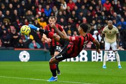 Hàng công nhạt hòa, MU gục ngã trước Bournemouth
