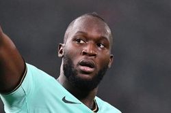 Lukaku cân bằng kỷ lục ghi bàn của Ronaldo 'béo'