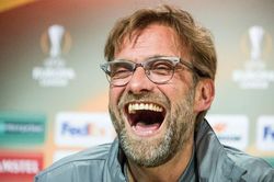 CĐV Liverpool chế nhạo MU sau thống kê về Klopp và Solskjaer