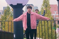 Mẫu áo lông hồng Jin (BTS) mặc được bán với giá 3,4 triệu đồng