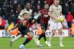 MU: Ferdinand bênh vực Wan-Bissaka sau sai lầm khiến MU thua Bournemouth