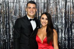 Vợ Xhaka phải khóa tài khoản Instagram vì bị fan Arsenal dọa giết