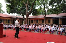 'Sống là cho đâu chỉ nhận riêng mình'