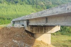Nhận tạm ứng 80%, chính quyền xuống nước 'năn nỉ', nhà thầu vẫn thi công ì ạch 10 năm chưa xong một cây cầu