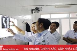 Bác sỹ Trường Đại học Y Hà Nội khám bệnh miễn phí cho gần 200 bệnh nhân Hà Tĩnh