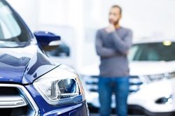Nên chọn mua ô tô máy xăng hay máy dầu?