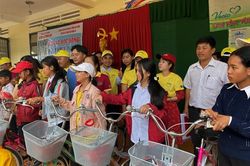 Mang yêu thương đến với trẻ mồ côi, học sinh nghèo Lâm Đồng
