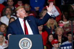 Ông Trump chế nhạo ứng viên Tổng thống bỏ cuộc