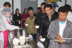 Chuyện lạ Hải Dương: Hàng trăm phụ huynh được ăn cơm bán trú trải nghiệm tại trường học