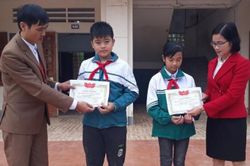 Tuyên dương các học sinh nhặt được của rơi tìm người trả lại