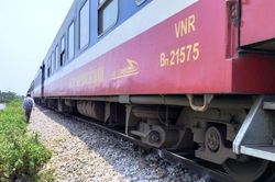 Đi qua đường ray, nhân viên gác chắn bị tàu đâm tử vong