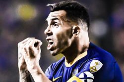 Tevez ngả người móc bóng ghi bàn tại Argentina
