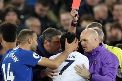 Thẻ đỏ của Son Heung-min khiến Michael Owen bị sốc