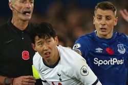 Nhiều cầu thủ Everton vào phòng thay đồ động viên Son Heung-min