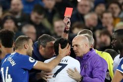 HLV Tottenham nói trọng tài sai khi phạt Son thẻ đỏ