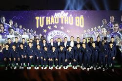 Cầu thủ Hà Nội mải vui, 'quên' giờ về đội tuyển Việt Nam