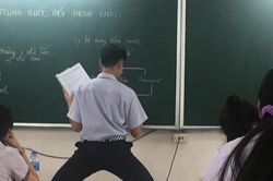 Sở hữu chiều cao vượt trội, nam sinh đành phải xoạc chân khi lên bảng