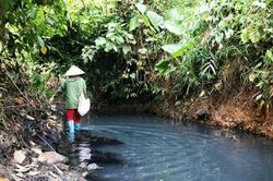 Phát hiện công ty nước sông Đà xả thải không phép ra suối