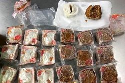 Mang bánh nhân thịt lợn vào Úc, 1 người Việt bị trục xuất