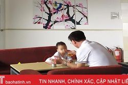 Nhức mắt cảnh tượng phì phèo thuốc lá trước mặt con trẻ