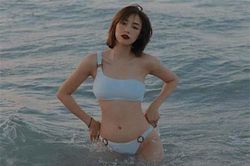 Hot girl Salim khoe ảnh diện bikini sau 20 năm gây bất ngờ