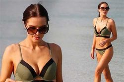 Helen Flanagan khoe dáng nuột nà mê đắm với bikini