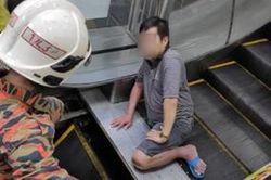 Hãi hùng cảnh thang cuốn 'nuốt' cả chân của người đàn ông