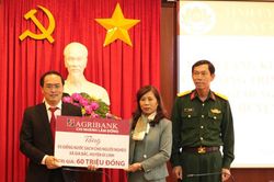 Trao tặng kinh phí xây dựng nhà và giếng nước sạch cho người nghèo
