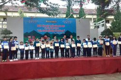 25 học sinh người đồng bào dân tộc thiểu số được trao học bổng Vừ A Dính