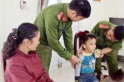 Giúp cháu nhỏ bị lạc về với gia đình