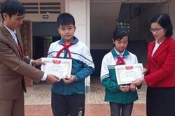 Hai học sinh lớp 7 nhặt được ví tiền trả lại người đánh rơi