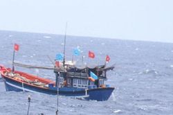 Tàu hỏng máy, 6 ngư dân Phú Yên đang chờ cứu giúp ở Trường Sa